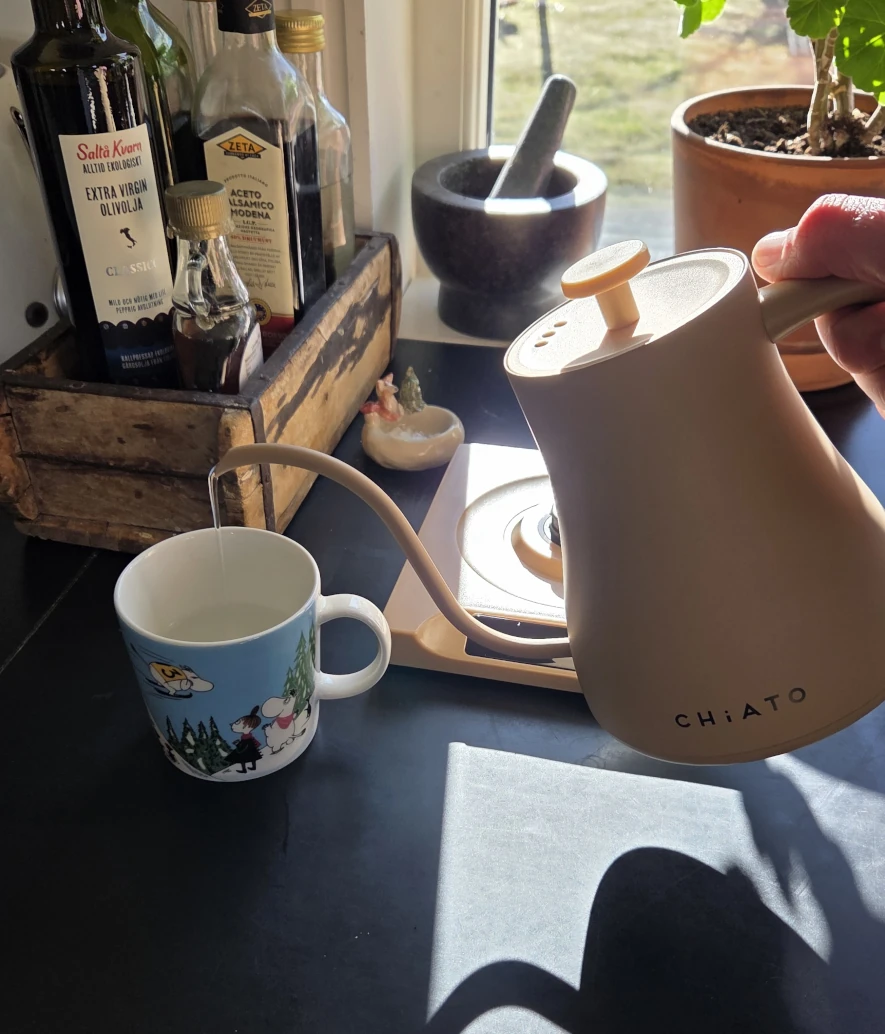 Häller hetvatten från Chiato Flowplay Gooseneck i Muminmugg